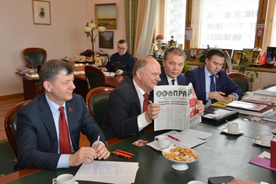 Guennadi Ziouganov (KPRF) rencontre l'ambassadeur français en Russie