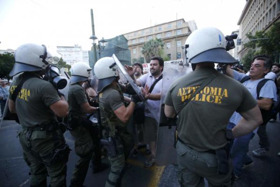 Manifestation en Grèce: «Tsipras se moque du vote des Grecs»