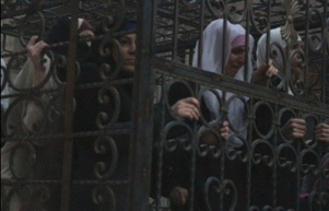 Un groupe rebelle syrien utilise des civils placés en cage comme bouclier humain