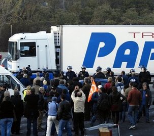 Représsion scandaleuse du mouvement de grève au Carrefour Grand Littoral Représsion scandaleuse du mouvement de grève au Carrefour Grand Littoral