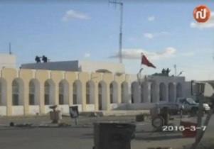 Tunisie : scènes de guerre urbaine entre djihadistes et force de l’ordre à Ben Guerdane Tunisie : scènes de guerre urbaine entre djihadistes et force de l’ordre à Ben Guerdane