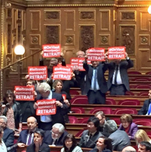Les sénateurs communistes manifestent dans l'hémicycle contre la loi Travail Les sénateurs communistes manifestent dans l'hémicycle contre la loi Travail