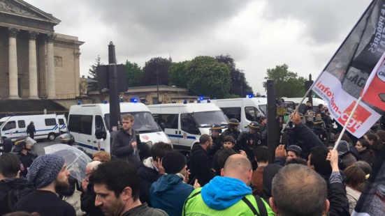 49-3/Loi Travail : Rassemblement devant l'Assemblée nationale