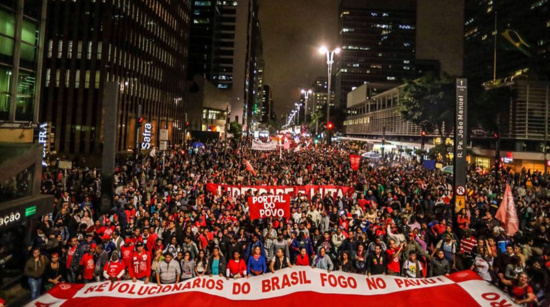 Le peuple en masse dans les rues de Sao Paulo (Brésil) pour dénoncer le coup d'état