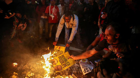 Le peuple en masse dans les rues de Sao Paulo (Brésil) pour dénoncer le coup d'état