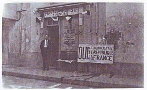 Siège du PCF en 1945 a côté de la Porte d'Arles - Le camarade Nentcheef devant le siège
