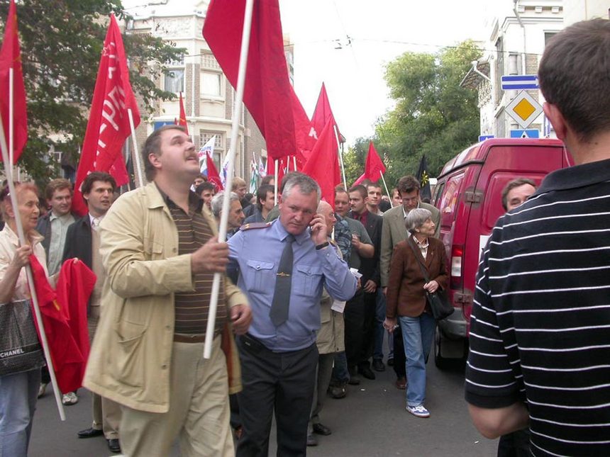 «La liberté pour l'Ossétie du Sud!», «Saakashvili à La Haye!» action du Parti Communiste de la Fédération de Russie près de l'ambassade de la Géorgie