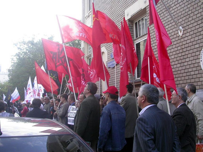«La liberté pour l'Ossétie du Sud!», «Saakashvili à La Haye!» action du Parti Communiste de la Fédération de Russie près de l'ambassade de la Géorgie