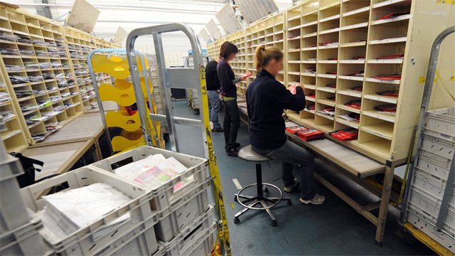 Une factrice de La Poste victime d'un AVC: "Fais ton travail et on appellera les pompiers ensuite"