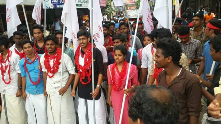 Triomphe dans les collèges Polytechniques et à la Mahatma Gandhi University Triomphe dans les collèges Polytechniques et à la Mahatma Gandhi University