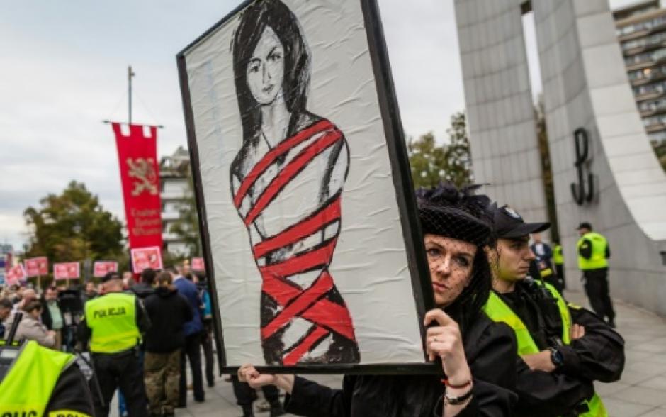 Interdiction de l'IVG : En Europe, les forces réactionnaires mobilisées contre l’intérêt des femmes (PCF)