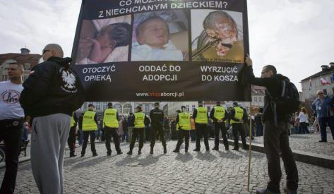 En Pologne, la loi anti-IVG se heurte à la résistance des femmes