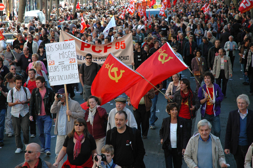 10.000 communistes manifestent pour les salaires
