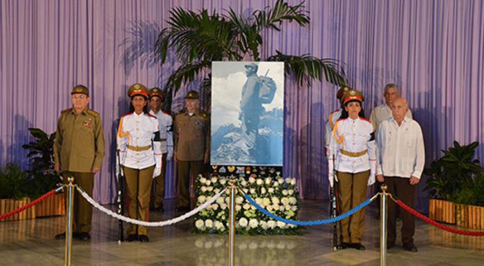 Raul a présidé la dernière garde d’honneur en hommage à Fidel Castro, au Mémorial José Marti