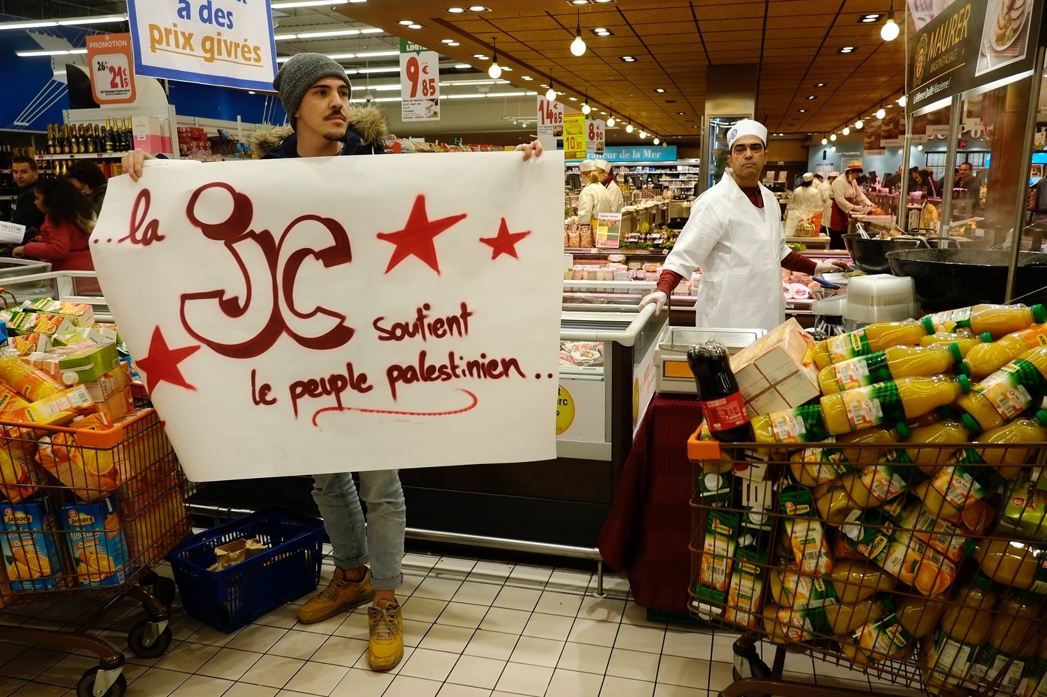 A Vitry-sur-Seine (94), les jeunes communistes font résonner les trois lettres de BDS (Boycott Désinvestissement Sanction)