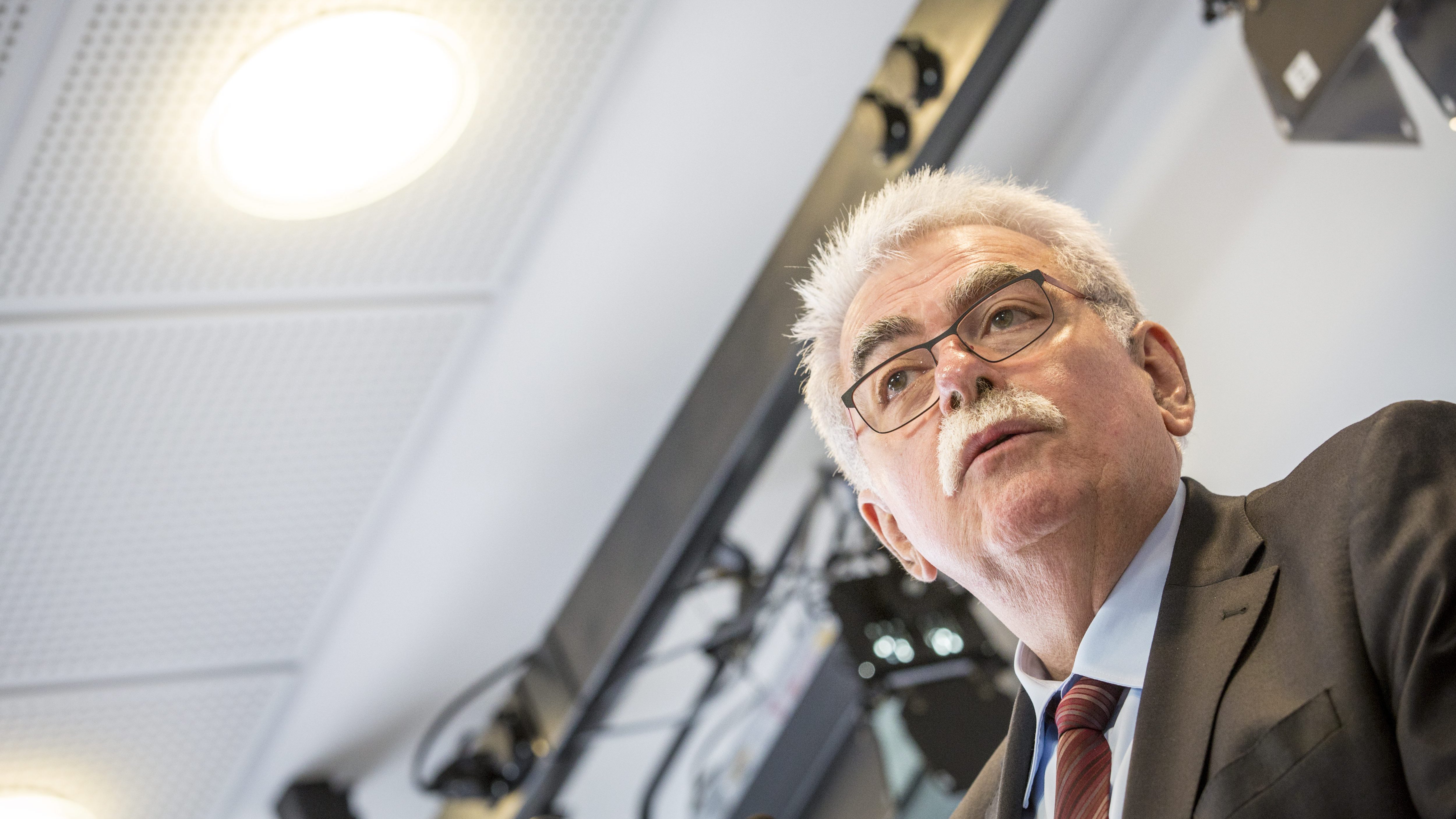 André Chassaigne (PCF) face à Benoît Apparu (LR) sur LCP André Chassaigne (PCF) face à Benoît Apparu (LR) sur LCP