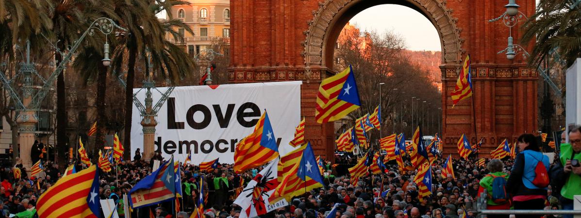 Catalogne : des dizaines de milliers de manifestants en soutien à Artur Mas Catalogne : des dizaines de milliers de manifestants en soutien à Artur Mas