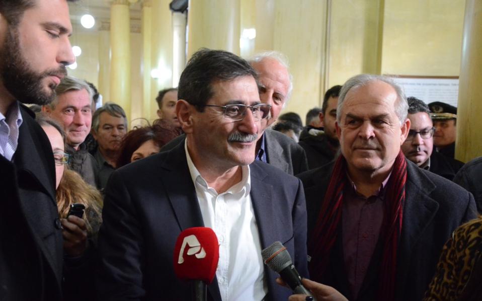 Le maire communiste de Patras (KKE) traîné devant la justice par les néonazis de l'Aube dorée