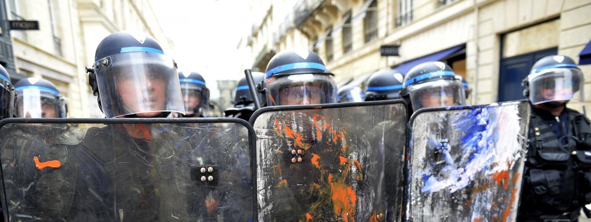 "Injustifiable", "inefficace" et "détourné de son objectif" : l'état d'urgence en France dans le viseur d'Amnesty International