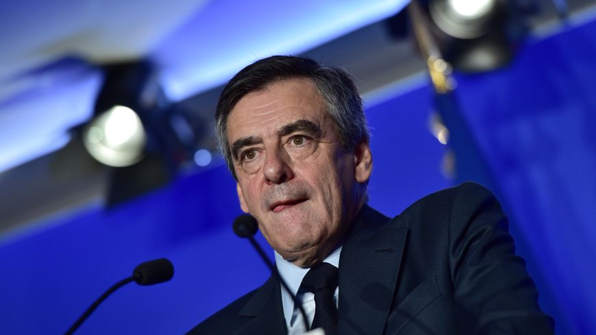 François Fillon est mis en examen pour détournement de fonds publics, complicité et recel d'abus de biens sociaux François Fillon est mis en examen pour détournement de fonds publics, complicité et recel d'abus de biens sociaux