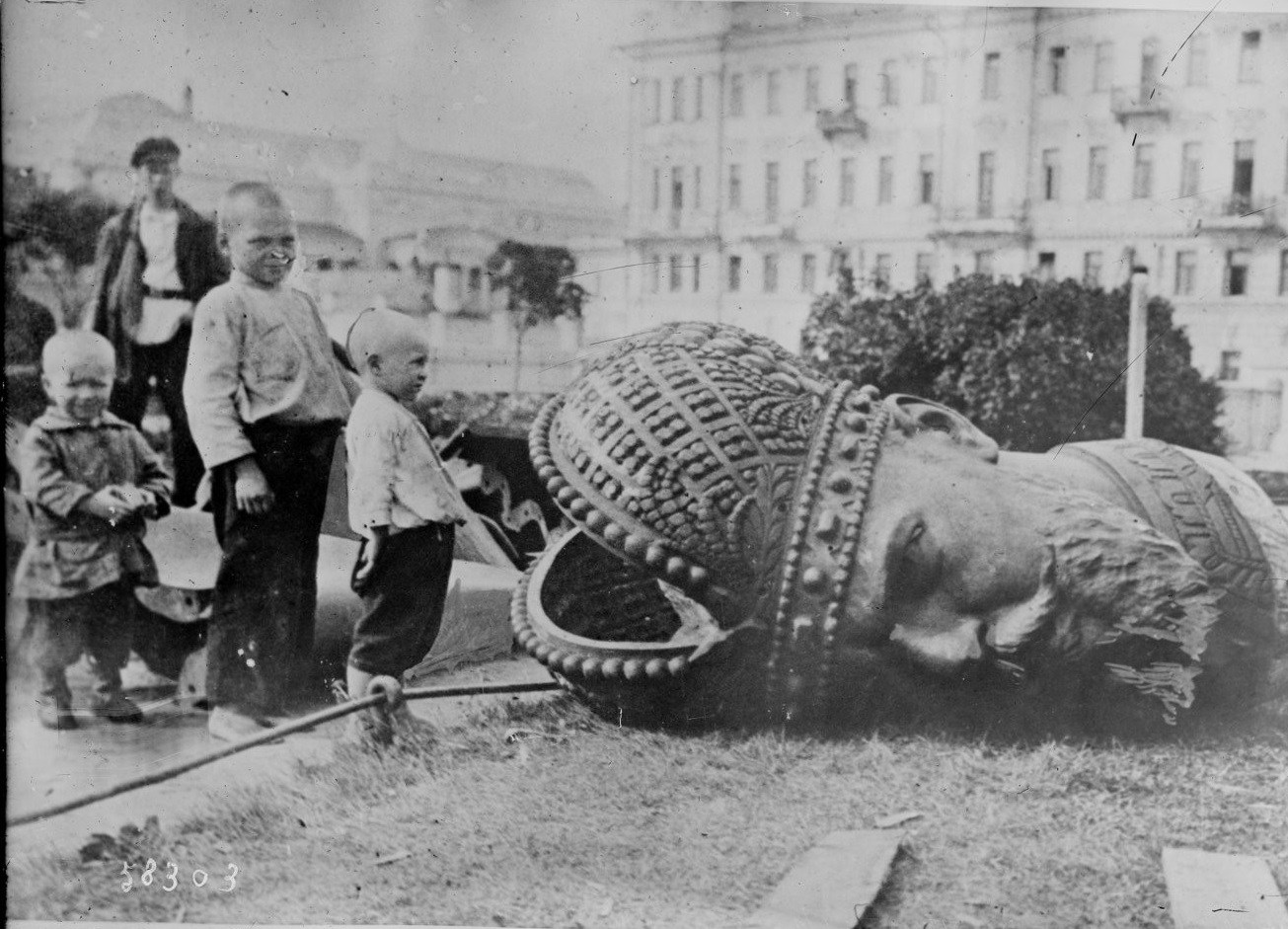 Chronique de la Révolution d'Octobre 1917 : La révolution de "Février 1917" s'achève avec l'abdication du Tsar Nicolas II Chronique de la Révolution d'Octobre 1917 : La révolution de "Février 1917" s'achève avec l'abdication du Tsar Nicolas II