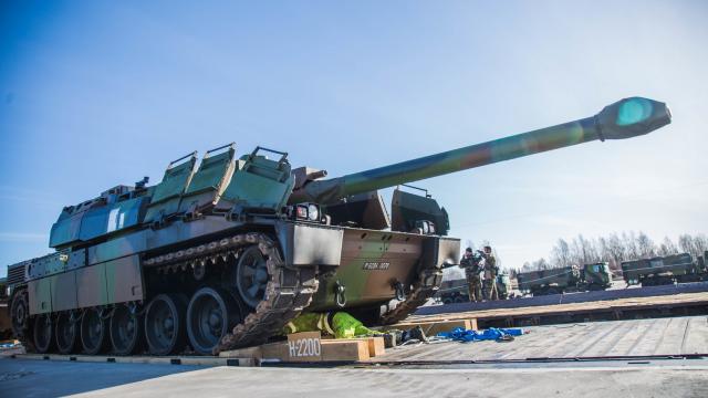 L'OTAN c'est la paix ? Que font des chars Leclerc postés sur la route de Kaliningrad ?