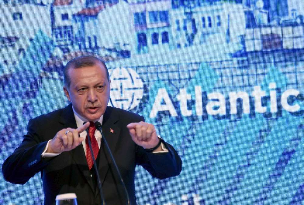 La Turquie interdit des émissions de télé, bloque Wikipédia et congédie 4000 fonctionnaires