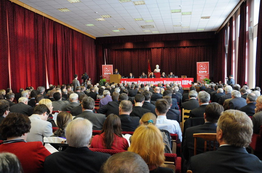 Crise: les communistes russes exigent la démission du gouvernement Crise: les communistes russes exigent la démission du gouvernement