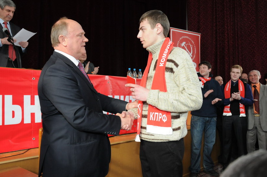 Crise: les communistes russes exigent la démission du gouvernement Crise: les communistes russes exigent la démission du gouvernement