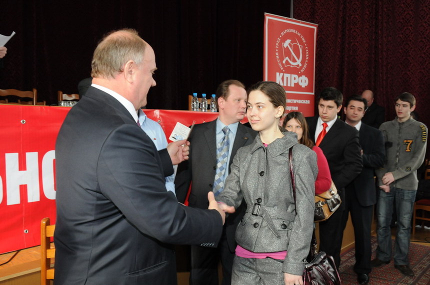 Crise: les communistes russes exigent la démission du gouvernement Crise: les communistes russes exigent la démission du gouvernement