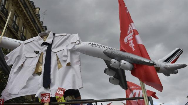 Chemise arrachée/Air France : Le licenciement du délégué CGT confirmé Chemise arrachée/Air France : Le licenciement du délégué CGT confirmé