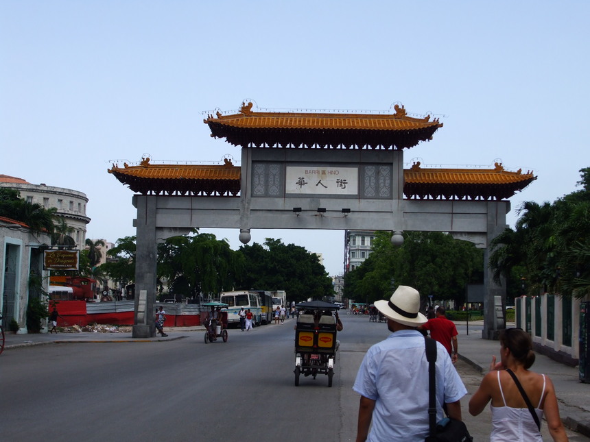 Ici commence le quartier chinois de la Havane, juste derrière le capitole - Barri Hino