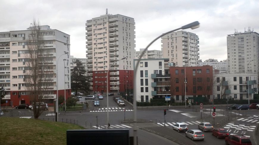 Banlieues : Le maire PCF de Grigny dénonce le silence d'Emmanuel Macron et de son gouvernement