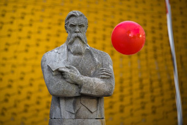 Friedrich Engels, sauvé de l'Ukraine fasciste, rentre à Manchester