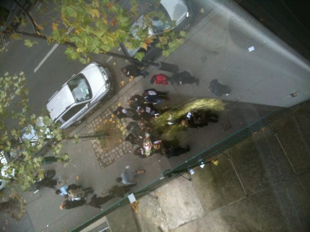 L'UNI (droite universitaire) manifeste devant le Colonel Fabien : ils sont 23 !!!!