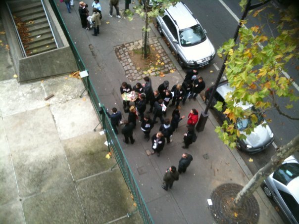 L'UNI (droite universitaire) manifeste devant le Colonel Fabien : ils sont 23 !!!!