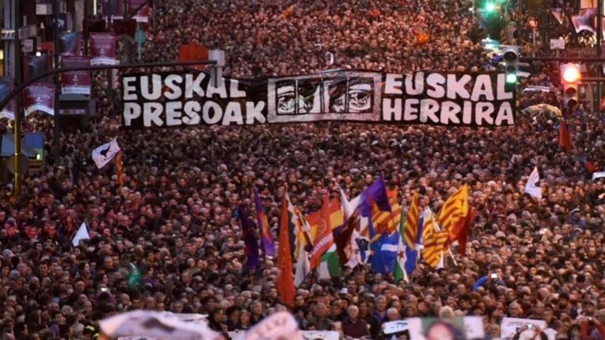 Des milliers de manifestants au Pays basque en soutien au référendum catalan Des milliers de manifestants au Pays basque en soutien au référendum catalan