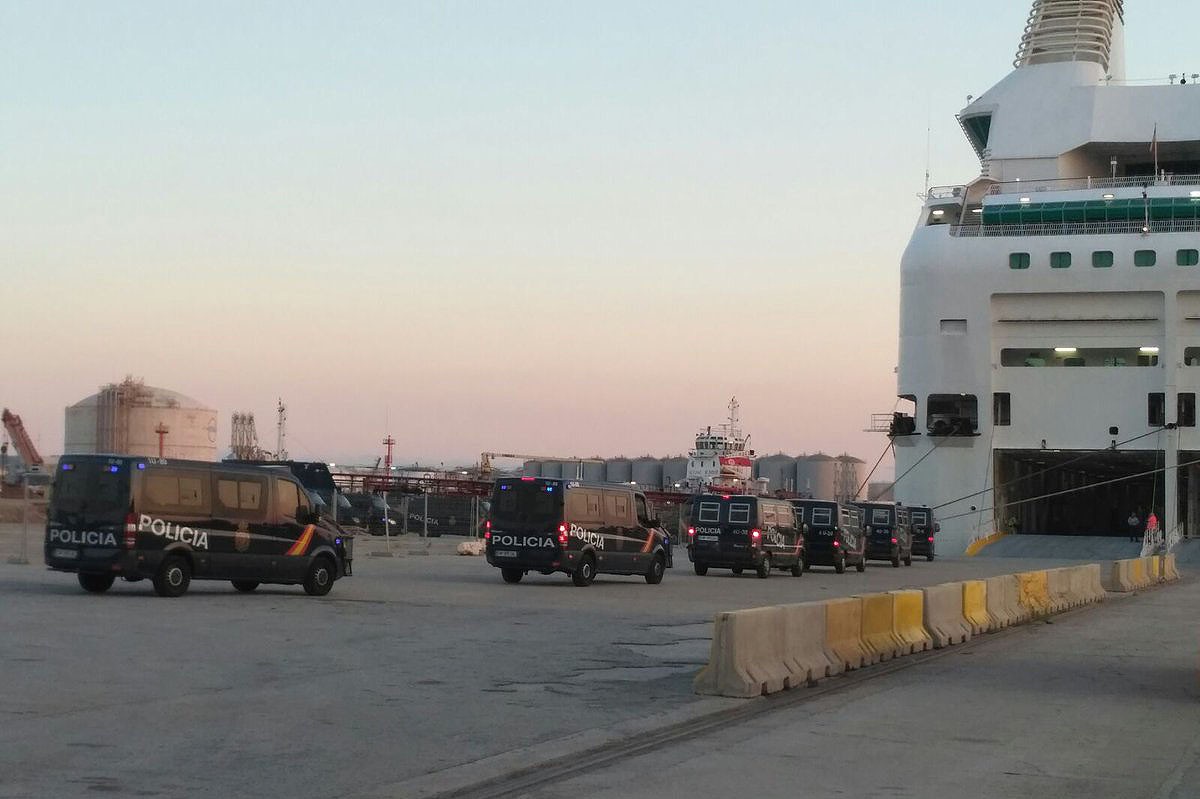 Les dockers de Barcelone  refusent de décharger les bateaux de la police espagnole