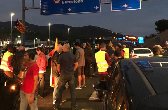 Grève générale en Catalogne : Les routes et autoroutes totalement bloquées Grève générale en Catalogne : Les routes et autoroutes totalement bloquées