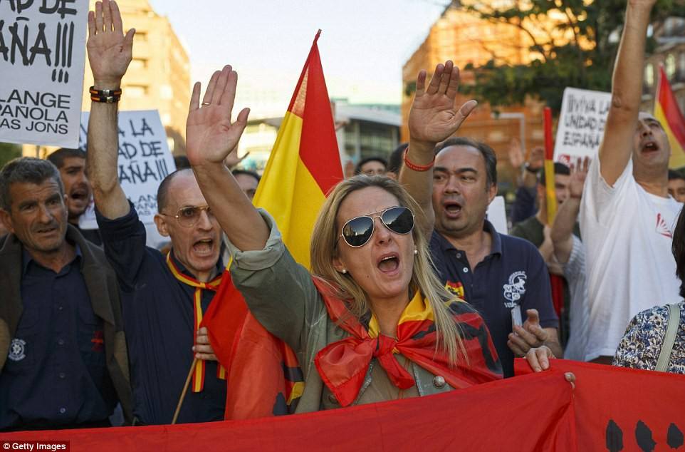 Barcelone submergée par des centaines de milliers d' "unionistes" espagnols.