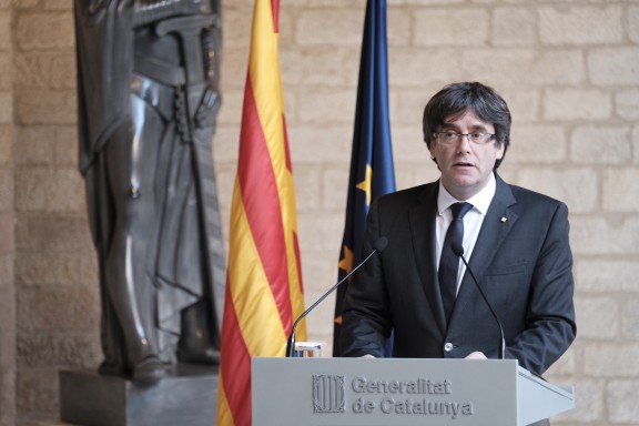 Carles Puigdemont renonce à convoquer des élections anticipées Carles Puigdemont renonce à convoquer des élections anticipées
