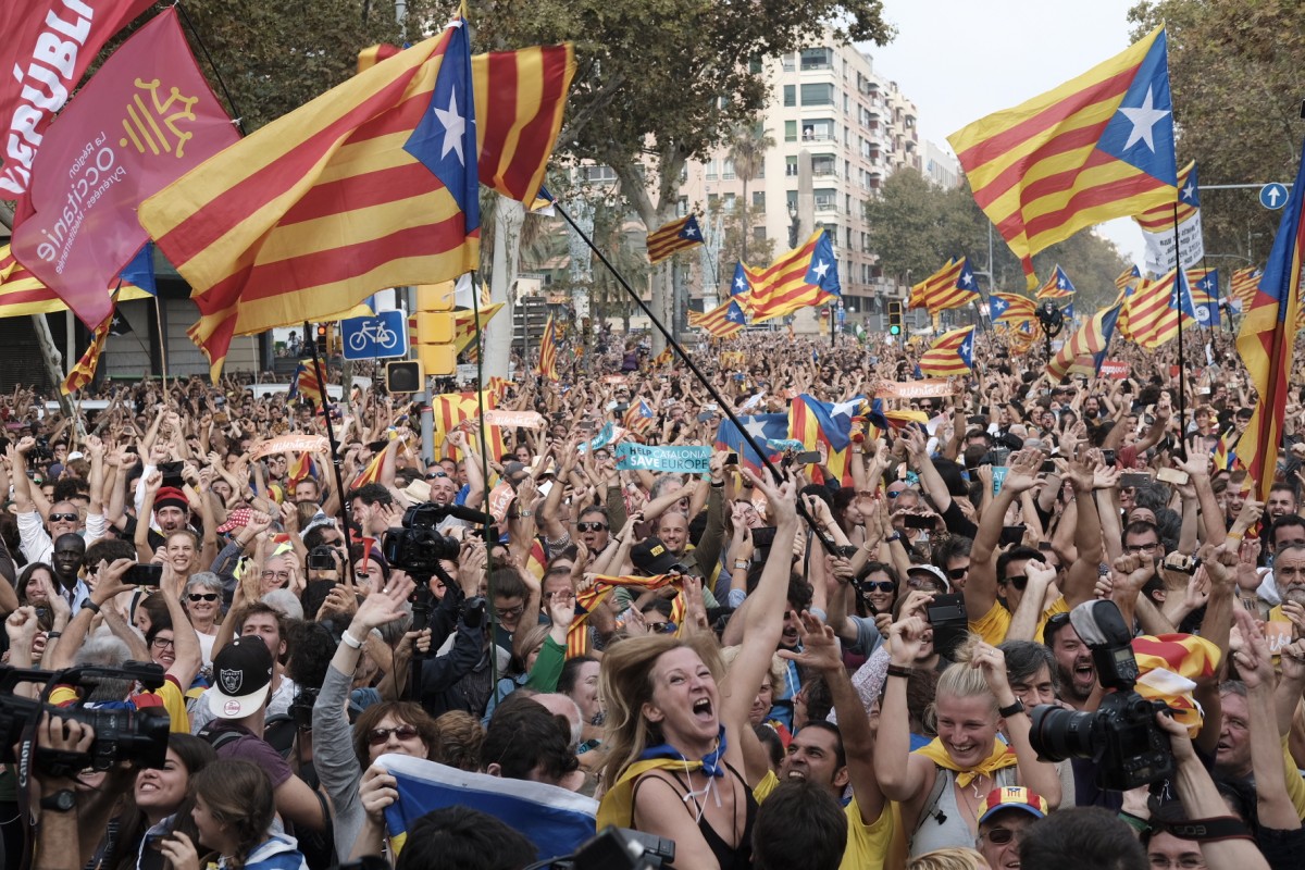 Scène de liesse à Barcelone après la proclamation de la République Catalane