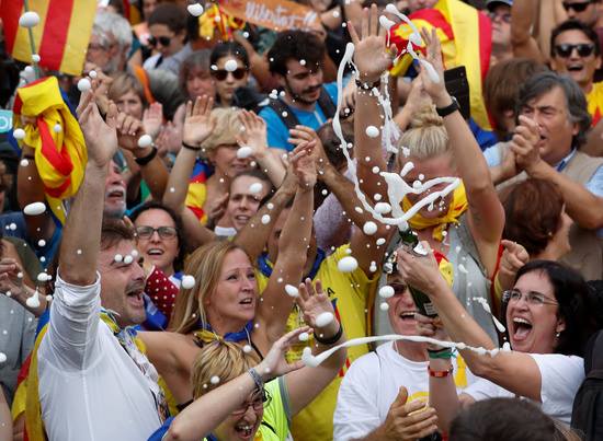 Scène de liesse à Barcelone après la proclamation de la République Catalane