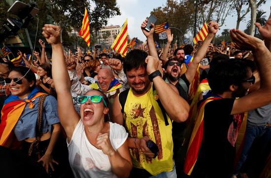 Scène de liesse à Barcelone après la proclamation de la République Catalane