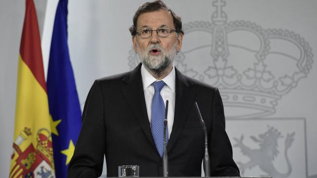Mariano Rajoy destitue Carles Puigdemont et convoque des élections Mariano Rajoy destitue Carles Puigdemont et convoque des élections