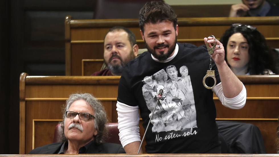 "Nous ferons de nos urnes votre cauchemar": un député catalan brandit des menottes au Congrès espagnol