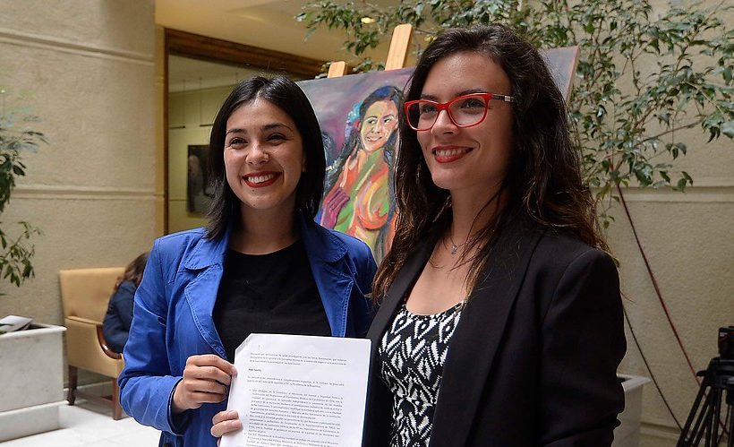 Les communistes chiliennes Camila Vallejo et Karol Cariola sont réélues députées à la Chambre, avec un groupe renforcé Les communistes chiliennes Camila Vallejo et Karol Cariola sont réélues députées à la Chambre, avec un groupe renforcé