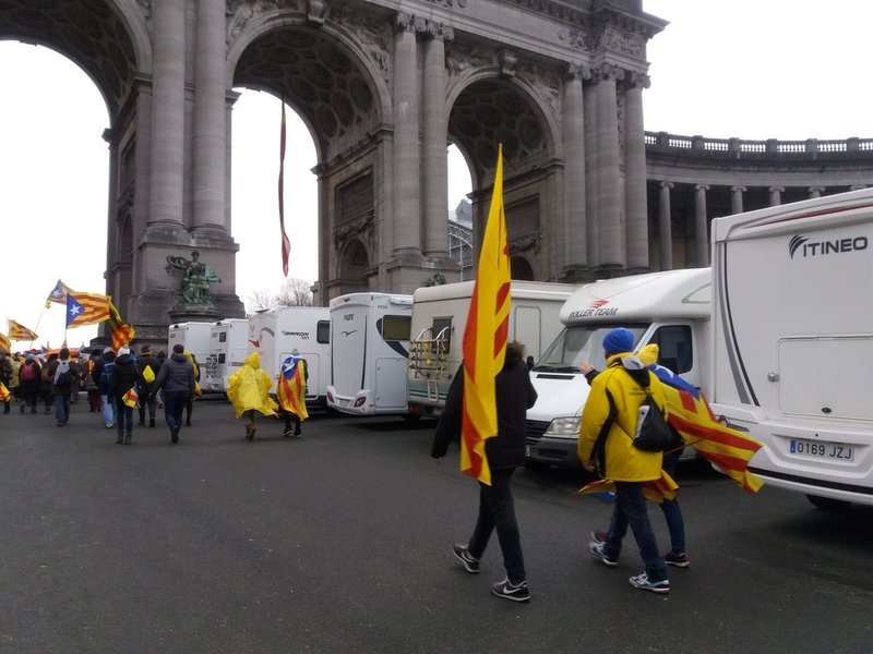 Plus de 45.000 catalan.e.s manifestent à Bruxelles pour la démocratie et la libération des prisonniers politiques