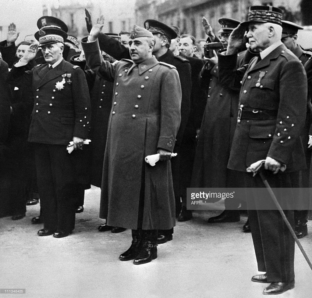 Franco (au centre) et Pétain (à droite)