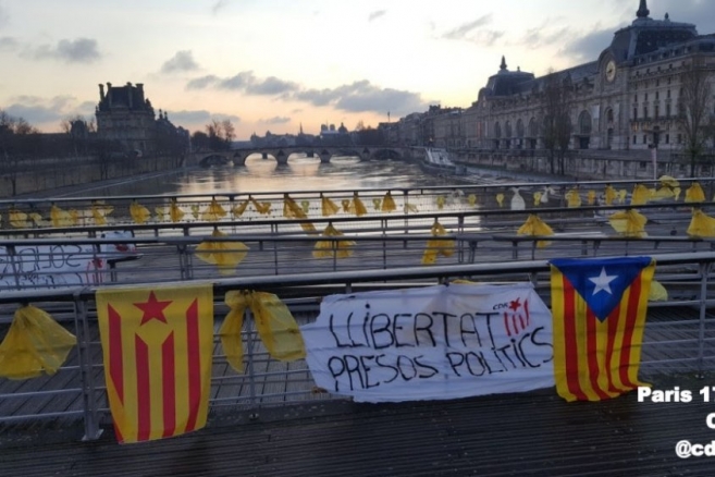 Paris et d'autres capitales en jaune en soutien aux prisonniers politiques catalans Paris et d'autres capitales en jaune en soutien aux prisonniers politiques catalans